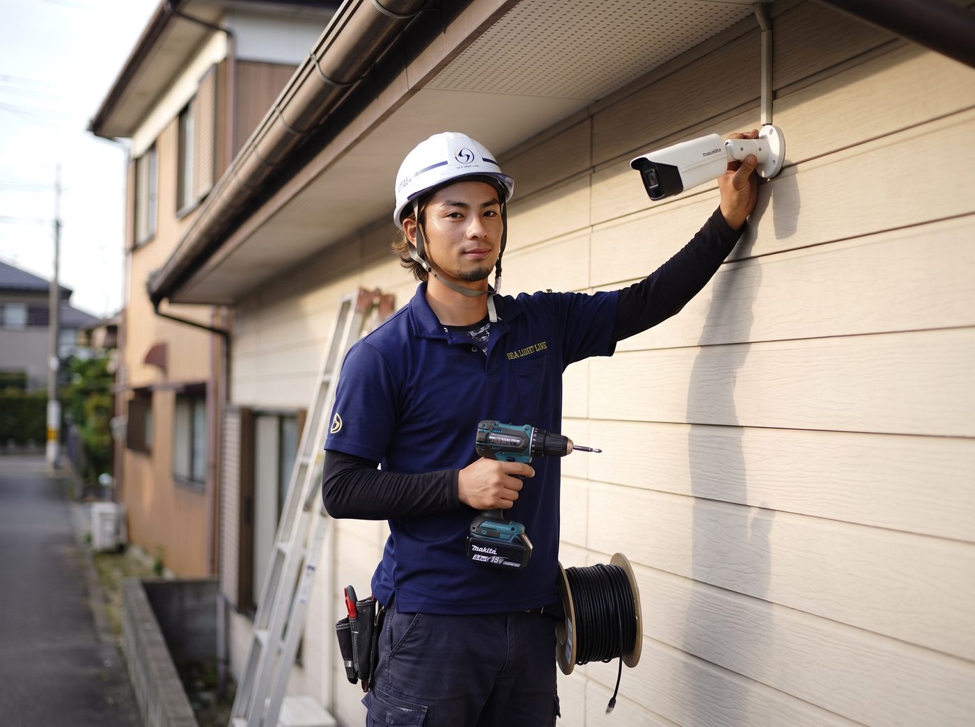 住宅にカメラを設置するスタッフ