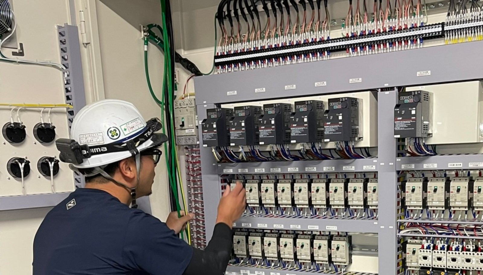 電気・通信工事の施工風景